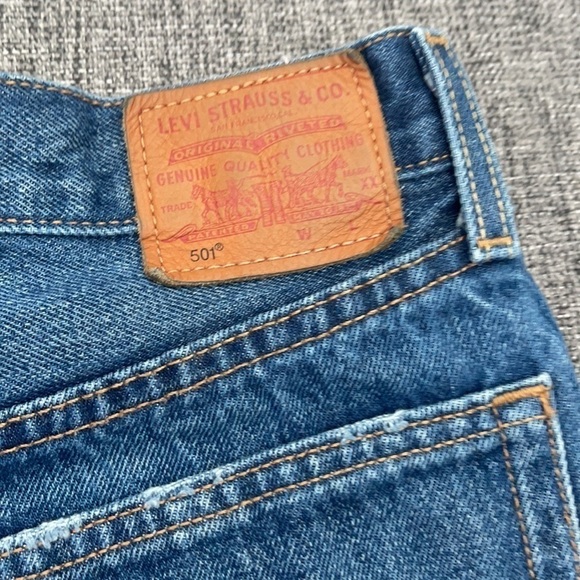 Levi's 501 distressed jean short - Picture 7 of 8